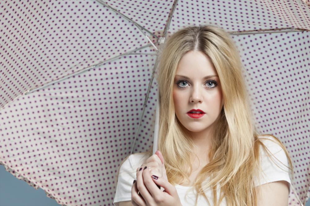 https://lepotica.rs/wp-content/uploads/2017/01/close-up-portrait-of-young-woman-holding-polka-dots-umbrella.jpg