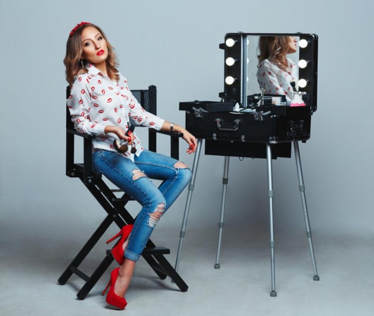 makeup-artist-ready-to-work-on-a-client-jpg-lepotica-rs