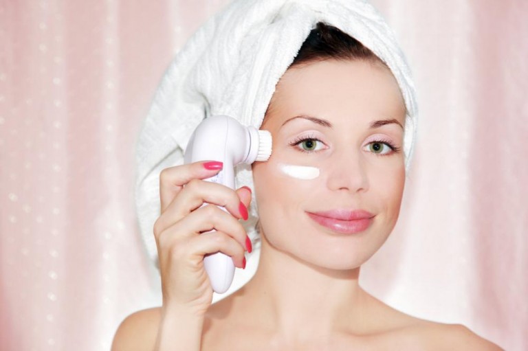 4 alatke za čišćenje lica koje će vam olakšati skincare rutinu ...